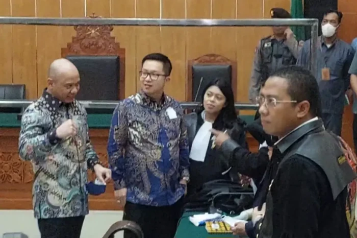 Kepalkan Tangan, Teddy...