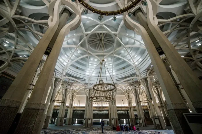 Masjid Agung Roma, Salah...