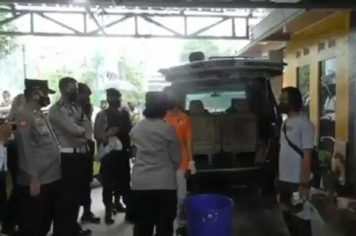 Ibu dan Anak Gadis di...