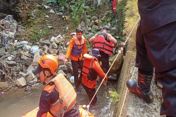 Bersihkan Sampah, Ibu...