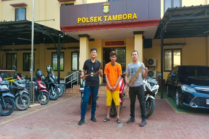 Tenteng Celurit Cari...