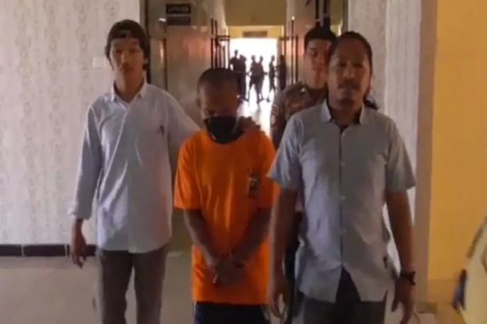 Ditinggal Istri Kerja...