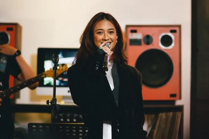 Profil Rahmania Astrini...