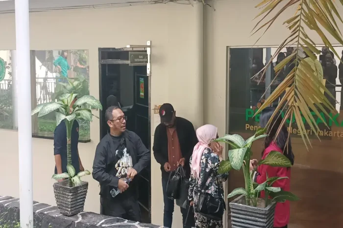 Buka-bukaan Jonathan,...
