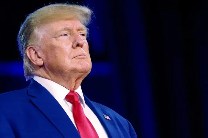 Trump Akan Hadir di...