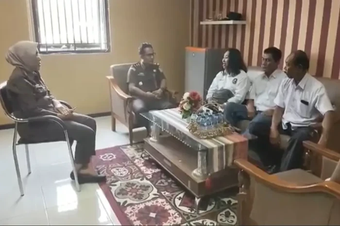 Datangi Kejari Tulungagung,...