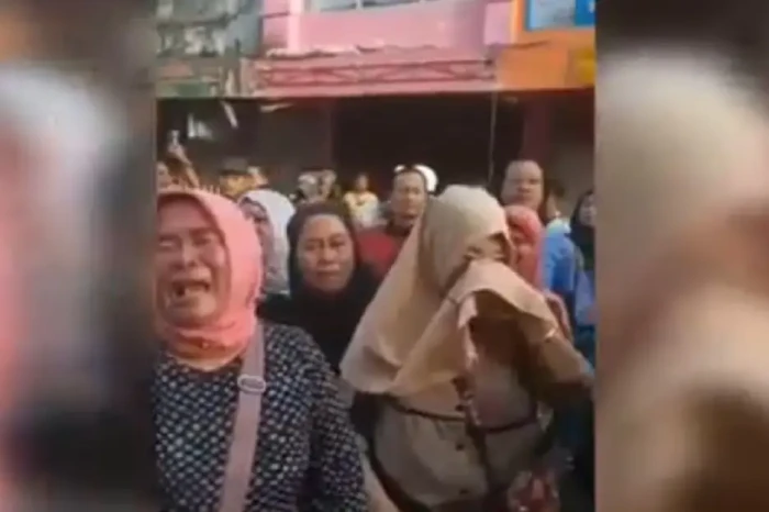Viral! Ratusan PKL Menangis...
