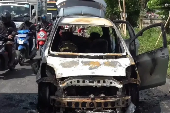 Mobil Terbakar di Warung...