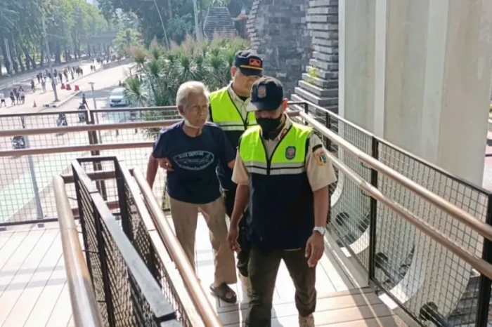 Lansia Pengemis di JPO...
