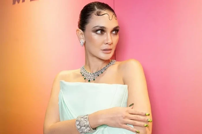 Luna Maya Bersihkan...
