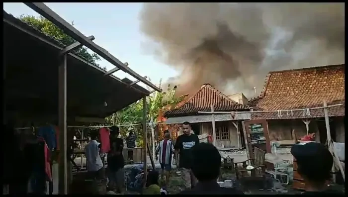 Kebakaran Hanguskan...