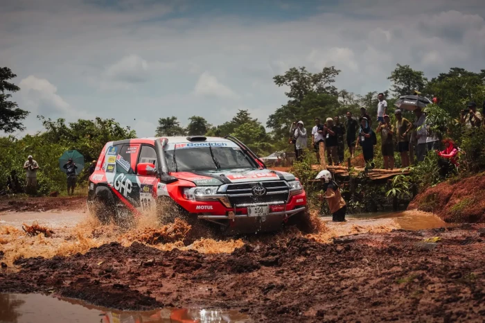 Tunggangi Toyota Land...