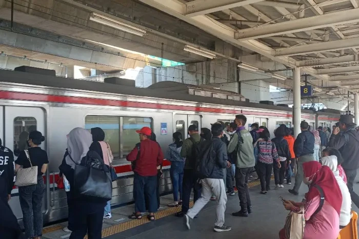 KRL Commuter Line Manggarai-Jatinegara...