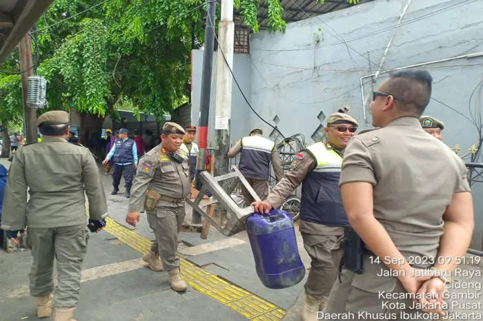 Ratusan Petugas Gabungan...