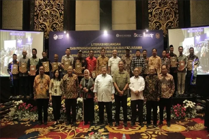 Kemenparekraf Serahkan...