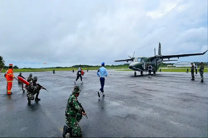 TNI AU Turunkan Paksa...