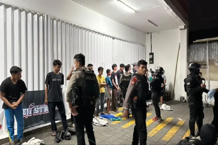 Bawa Senjata Tajam,...