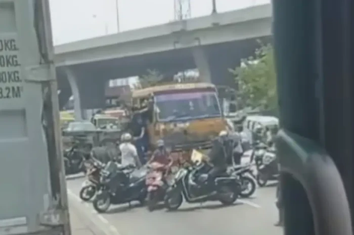 Sopir Truk Trailer Dikeroyok...