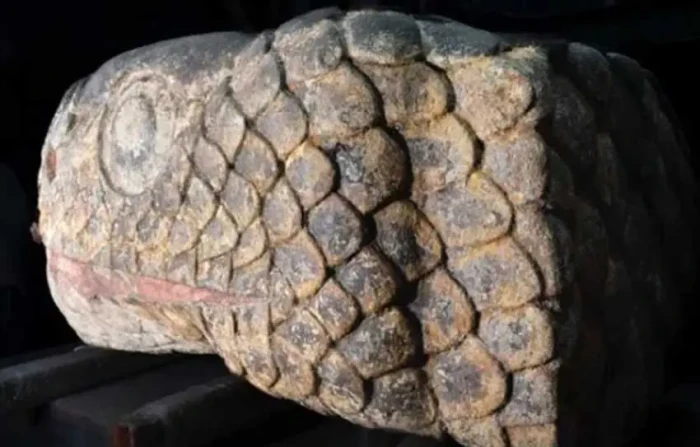 Kepala Ular Aztec Muncul...