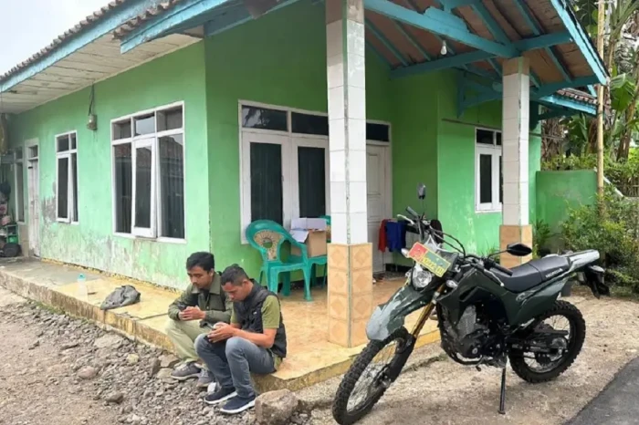 2 Warga Kebonpedes Sukabumi...