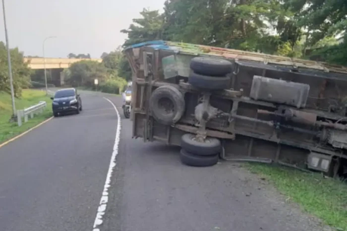 Truk Terguling di Tol...