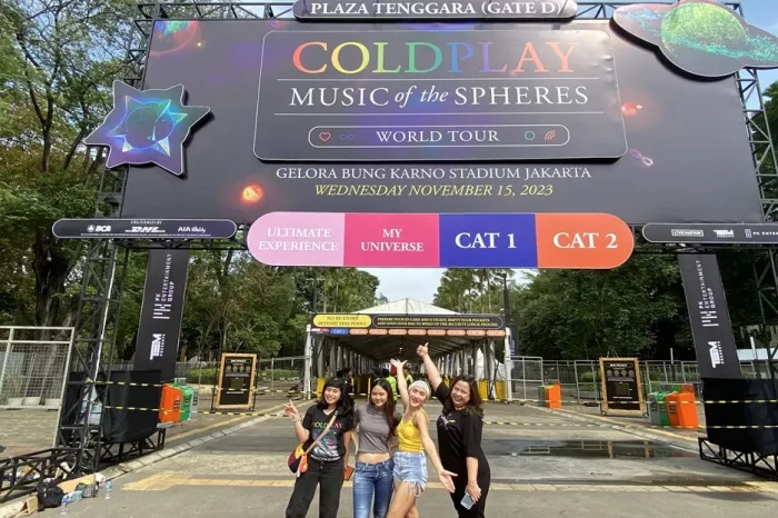 Demi Nonton Konser Coldplay...
