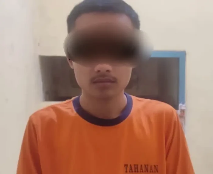Gasak Kotak Berisi Perhiasan,...