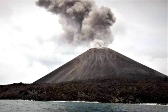 Gunung Anak Krakatau...