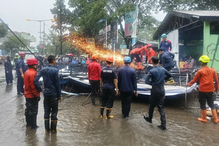Hujan Angin, Papan Reklame...