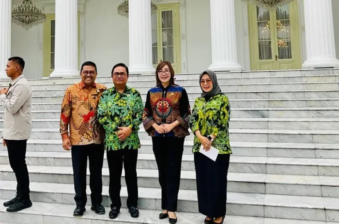 Hadiri Peluncuran Sertifikat...
