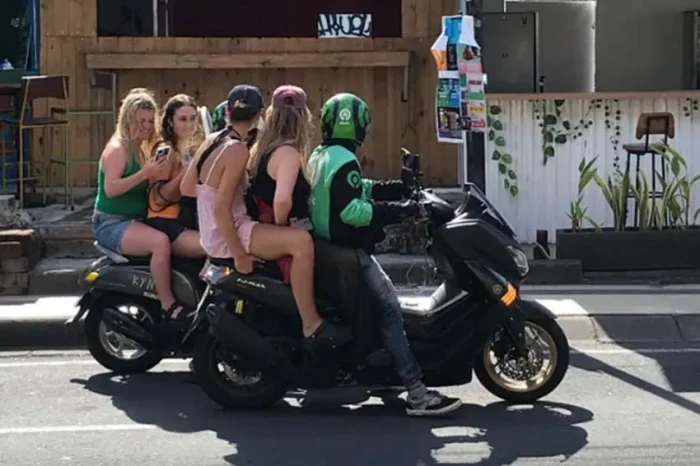 Viral! Bule Naik Ojek...
