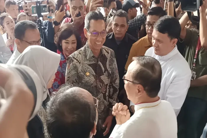 Datangi Gereja Katedral...