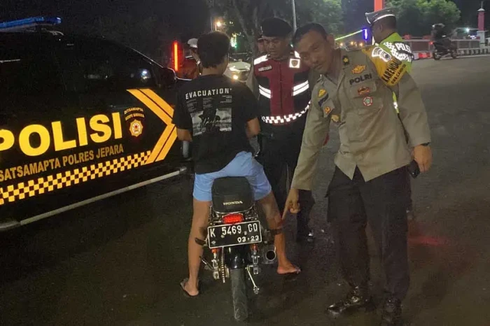 25 Pengendara Motor...