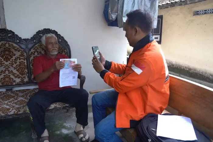 Pos Indonesia Salurkan...