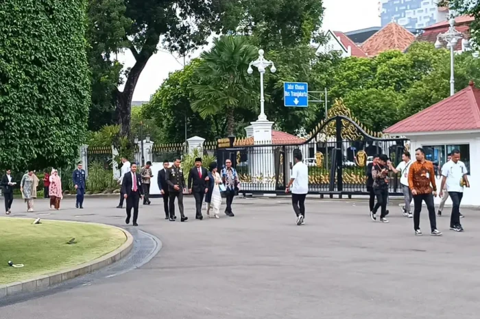 Tiba di Istana, Hadi...