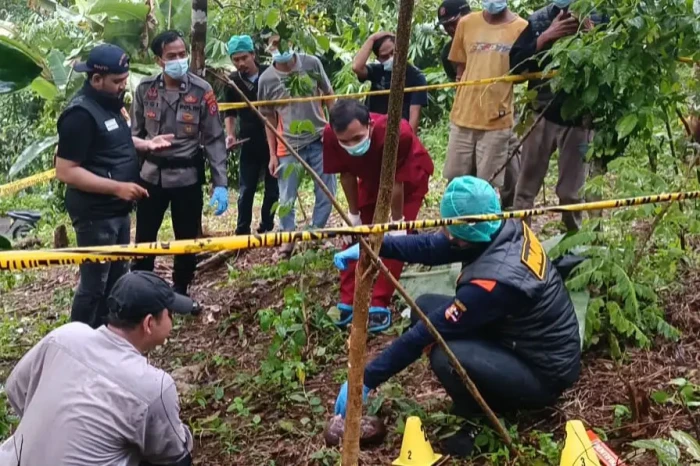 Ditemukan Membusuk,...
