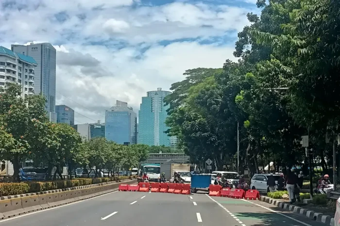 Demo di Gedung DPR-MPR,...