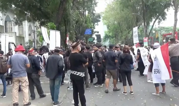 Desak Pemakzulan Presiden,...