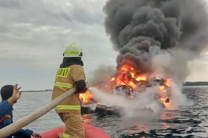 Kapal Pesiar di Kepulauan...