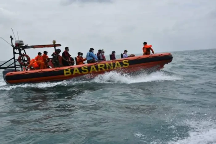 KM Pari Kudus Terbalik...