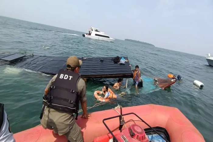 Kapal Nelayan Terbalik...