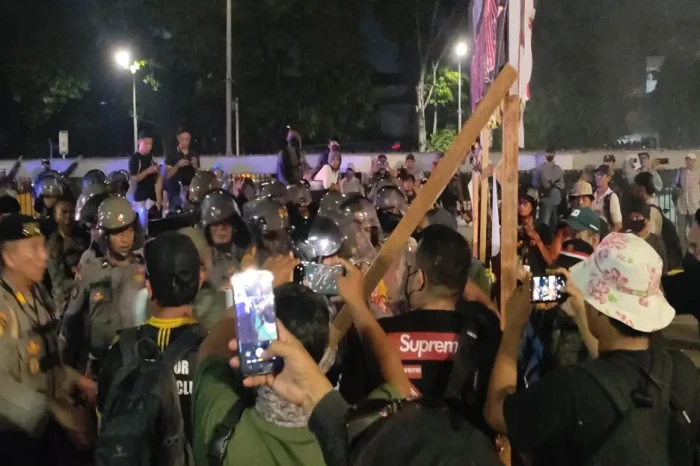 Unjuk Rasa di Depan...