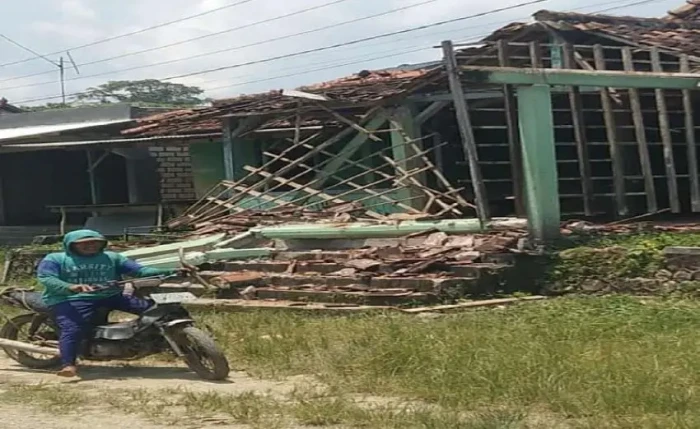 2 Bangunan Rusak Akibat...