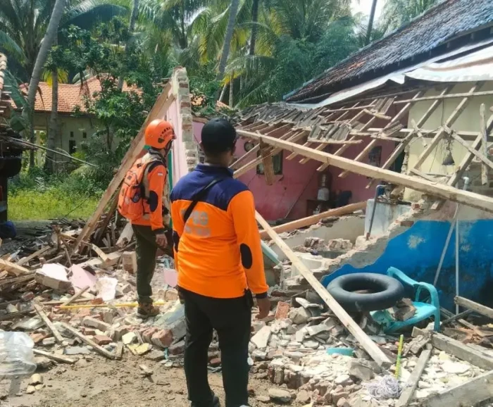 Dampak Gempa Tuban,...