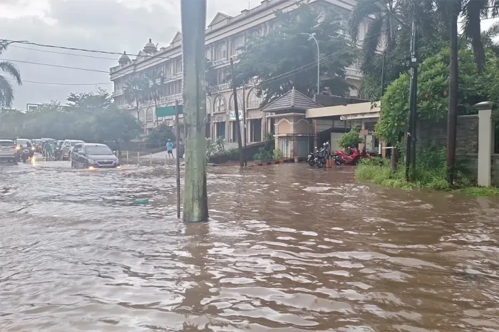 Kali Ciliwung Meluap,...