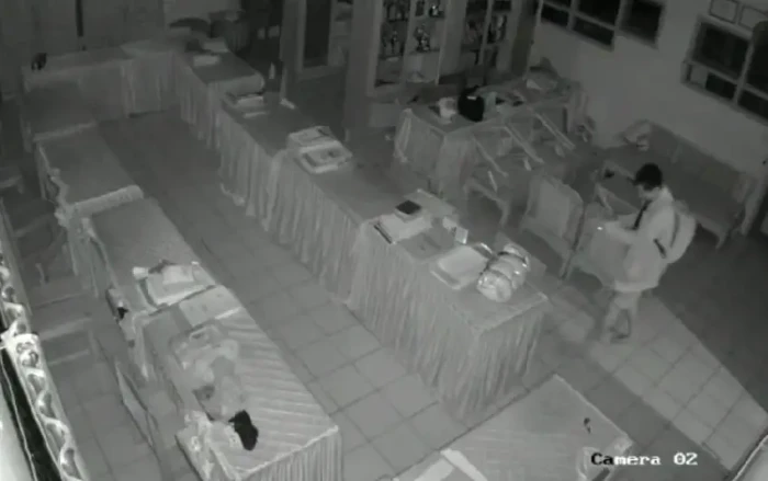 Terekam CCTV, Pencuri...