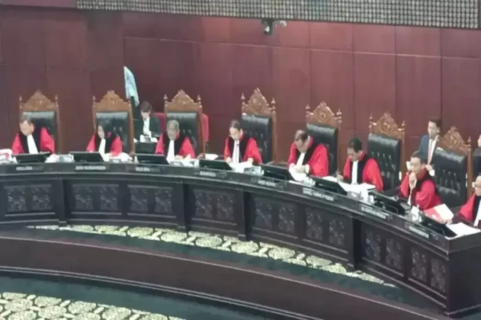 Hakim Konstitusi Diajak...