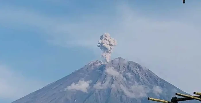 Gunung Semeru Erupsi...