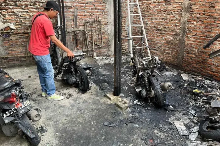 10 Sepeda Motor Hangus...