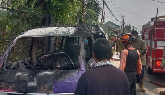 Angkot Terbakar Hebat...